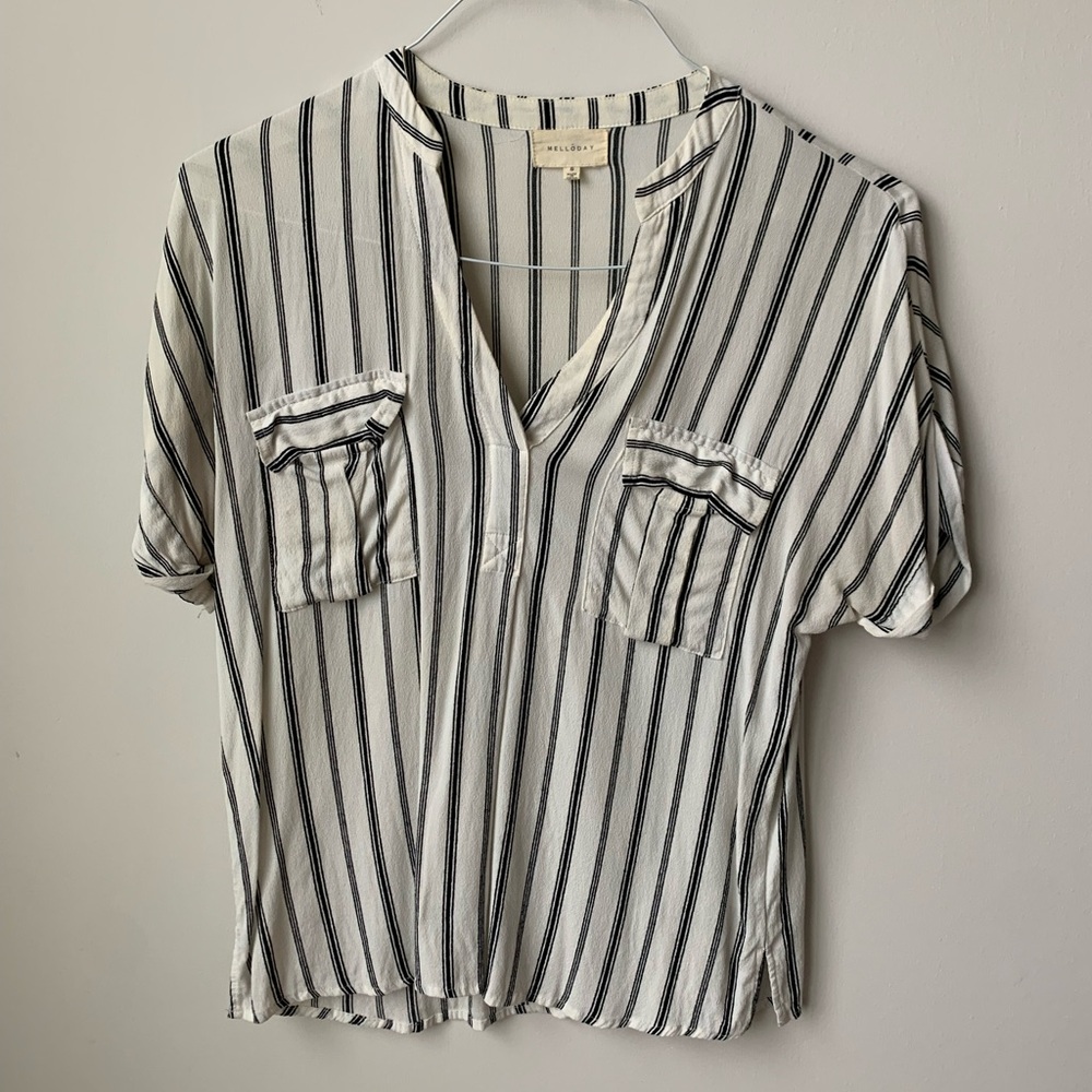 Melloday Short Sleeve Black and White Vertical Striped V-Neck Top Size Small